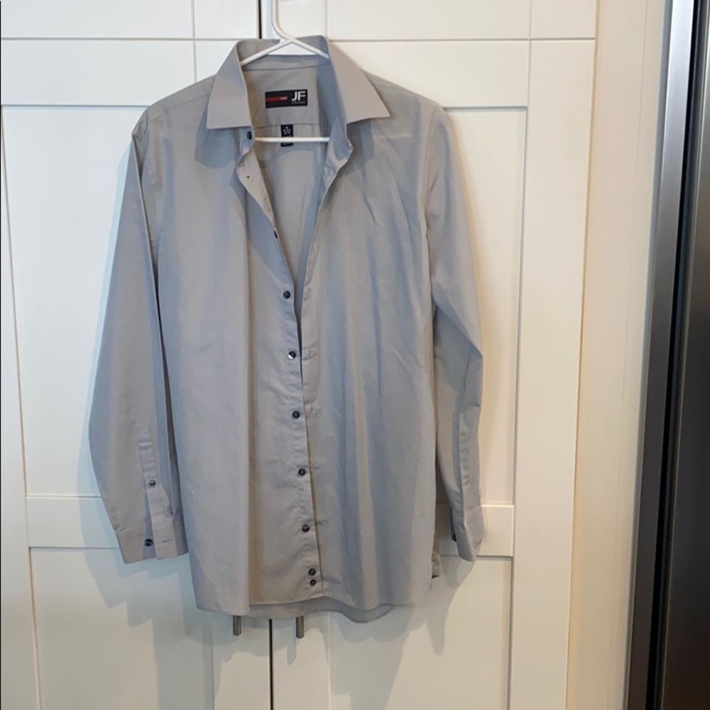 Men’s slim fit dress shirt